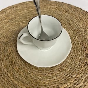 Tasse à café avec liseré noir sous tasse et petite cuillère